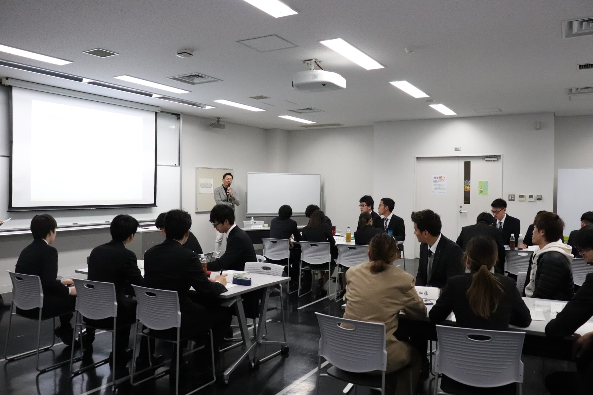 阪南大学にて「事業継承」についての講演を行いました。