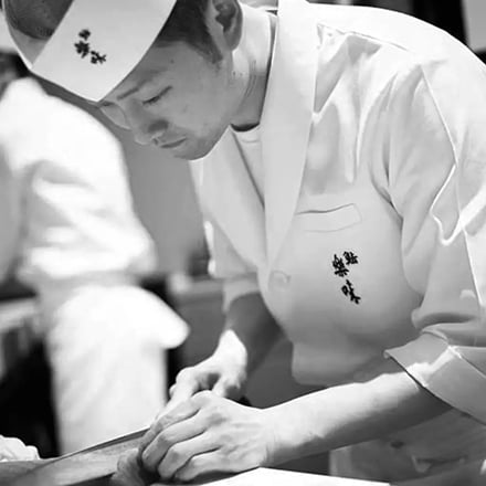 「鮨 楽味」 握り手 野村 一也