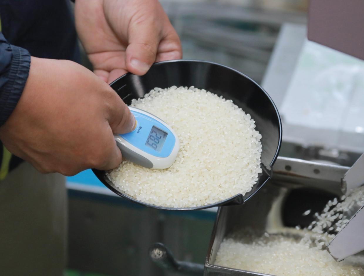 We use a low-temperature milling process with temperatures below 30°C in winter and 34°C in summer to minimize stress on the rice.